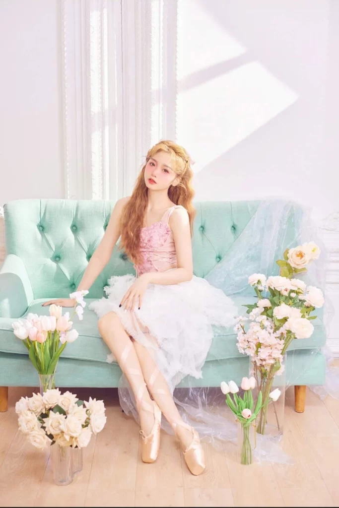 Concept chụp ảnh sinh nhật em xinh đẹp cùng hoa trên sofa tại studio-2